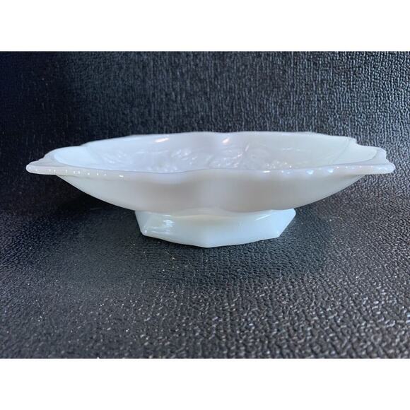 Vintage White Milk Glass Grape Harvest Anchor Hocking Low Fruit Bowl Short - Picture 12 of 13